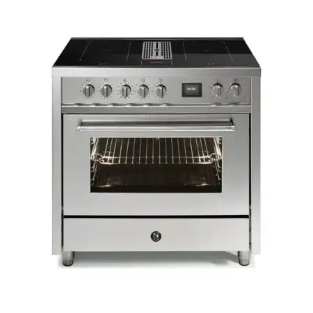 Steel Enfasi Mistral 90: kookveldafzuiging die je keukenontwerp vrijmaakt De Steel Enfasi Mistral 90 is zo’n fornuis waarbij je na één keer gebruiken snapt waarom mensen er enthousiast over worden. Het geheim zit in de volledig geïntegreerde Mistral-kookveldafzuiging: waar je normaal een (vaak prominente) afzuigkap nodig hebt, zuigt dit systeem kookdampen direct weg vanuit het inductieveld zelf. Dat betekent: meer rust in je keuken, meer vrijheid in je ontwerp (ook perfect voor een kookeiland) en vooral minder “kooklucht die zich eerst door de ruimte moet verspreiden”. De koolborstelloze motor levert een afzuigcapaciteit tot 700 m³ per uur en blijft daarbij met maximaal 67 dB verrassend beheerst. In normale mensen-taal: je kunt gewoon doorpraten tijdens het koken zonder dat je een live voetbalcommentator hoeft te worden. Je kiest uit vier standen, dus sudderen of wokken: jij bepaalt hoeveel power je inzet. Slim filtersysteem: recirculatie, plasma of toch naar buiten Standaard werkt de Mistral-afzuiging met koolstoffilters, waarmee 80% van de afgezogen lucht wordt gezuiverd. Handig detail: de filters zijn te regenereren in de oven van het fornuis zelf. Wil je nóg schonere lucht, dan is er een optionele plasmafiltermodule die tot 98% van de lucht reinigt. En als jouw situatie het toelaat: directe buitenafvoer kan ook via een apart verkrijgbare luchtafvoermodule. Kortom: flexibel voor iedere keuken en ieder type installatie. Pluspunten van de geïntegreerde afzuiging: Geen aparte afzuigkap nodig (ideaal voor open, strakke keukens) Tot 700 m³/u afzuigcapaciteit Max. 67 dB geluidsniveau Koolstoffilters regenereren in de oven Optioneel plasmafilter (tot 98% luchtzuivering) Optioneel: buitenafvoer via aparte module Inductiekookveld van 90 cm: snel, krachtig en extra flexibel Dit is niet zo’n “netjes inductieplaatje voor erbij”. Het 90 cm inductiekookveld heeft vier zones van 2,1 kW, allemaal met flexzones: voeg twee aangrenzende zones samen tot één groot kookvlak. Ideaal voor een brede braadpan, vispan of teppanyaki. En als het tempo omhoog moet, gebruik je de boosterfunctie: dan gaat een zone tijdelijk naar 3,0 kW. Water aan de kook krijgen, bouillon opwarmen, pan op temperatuur brengen… dat gaat gewoon belachelijk snel. Extra fijn zijn de voorinstellingen voor temperatuur: 40°C: smelten (chocolade), delicate sauzen zonder gedoe 70°C: rustig garen of warmhouden op een stabiele temperatuur 90°C: pocheren net onder het kookpunt (vis wordt hier echt mooier van) De bediening gebeurt met traditionele draaiknoppen: intuïtief, snel, en ze werken ook als je handen nat zijn of je net een beetje enthousiast met olijfolie bent geweest. De oven: 91 liter, 315°C en INNVENT voor topresultaten De oven is een serieus statement: 91 liter inhoud, een maximumtemperatuur van 315°C en INNVENT-ventilatietechnologie. Daarbij draaien twee ventilatoren in tegengestelde richting voor een gelijkmatige warmteverdeling, zodat je hele oven “eerlijk” bakt en braadt — geen rare hotspots en geen half-bleke hoekjes. Je bedient alles via een TFT-kleurenscherm en krijgt een kernthermometer meegeleverd. Daarmee gaar je op kerntemperatuur (zoals het hoort): rollade sappig, brisket precies op tijd, kip niet droog. Met 9 ovenfuncties (o.a. ontdooien, hete lucht, grill en rotisserie) heb je de vrijheid om te koken zoals jij wil, van doordeweekse ovenschotel tot weekendprojecten. En ja: soft-close ovendeuren. Kleine luxe, groot dagelijks plezier. FAQ (minimaal 10 veelgestelde vragen) 1) Heb ik met de Enfasi Mistral 90 nog een afzuigkap nodig? Nee. De afzuiging is geïntegreerd in het kookveld en zuigt dampen direct bij de bron af. 2) Wat is de afzuigcapaciteit? Tot 700 m³ per uur. 3) Hoe luid is de afzuiging? Maximaal 67 dB. 4) Hoeveel standen heeft de afzuiging? Vier standen, zodat je kunt afstemmen op wat je kookt. 5) Werkt dit fornuis standaard met recirculatie of afvoer naar buiten? Standaard met recirculatie via koolstoffilters (luchtzuivering). 6) Hoeveel lucht zuiveren de standaard koolstoffilters? Ongeveer 80% van de afgezogen lucht. 7) Kan ik de filters vervangen of reinigen? Ja. De koolstoffilters zijn eenvoudig te regenereren in de oven van het fornuis zelf. 8) Wat doet de optionele plasmafiltermodule? Die zuivert tot 98% van de lucht voor nog schonere recirculatie. 9) Kan ik de kooklucht ook naar buiten afvoeren? Ja, met een apart verkrijgbare luchtafvoermodule (buitenafvoer). 10) Hoeveel kookzones heeft het inductiekookveld? Vier zones van 2,1 kW. 11) Heeft het kookveld flexzones? Ja. Je kunt twee aangrenzende zones samenvoegen tot één groot kookvlak. 12) Hoe krachtig is de boosterfunctie? Tot 3,0 kW per zone (tijdelijk extra vermogen). 13) Hoe groot is de oven en hoe heet kan hij worden? De oven is 91 liter en gaat tot 315°C. 14) Zit er een kerntemperatuurmeter bij? Ja, er wordt een kernthermometer meegeleverd. 15) Hoe wordt de oven bediend? Via een TFT-kleurenscherm (naast de bekende, directe bediening van het fornuis).